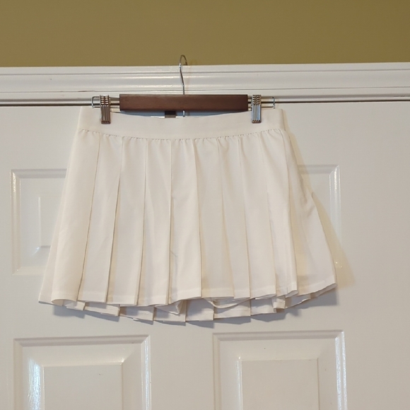 Aero Dwntme White Athletic Skort Size Medium - Picture 4 of 4